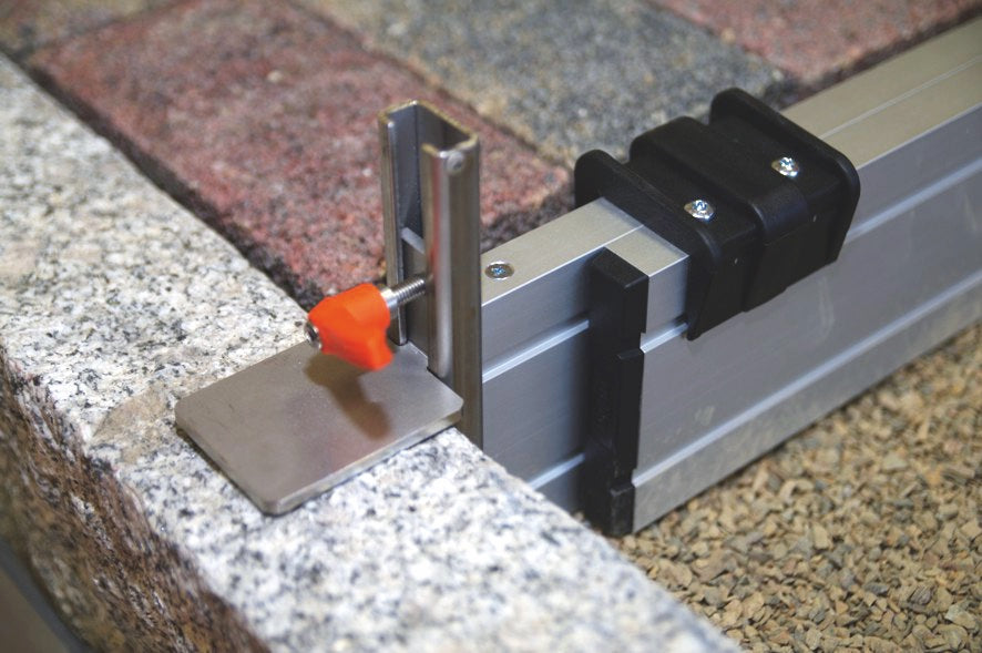 Rail de réglage en continu rabo avec une largeur de travail de 1,40-2,40 m pour une utilisation en extérieur avec 2 butées de hauteur variables de 0 à 11 cm