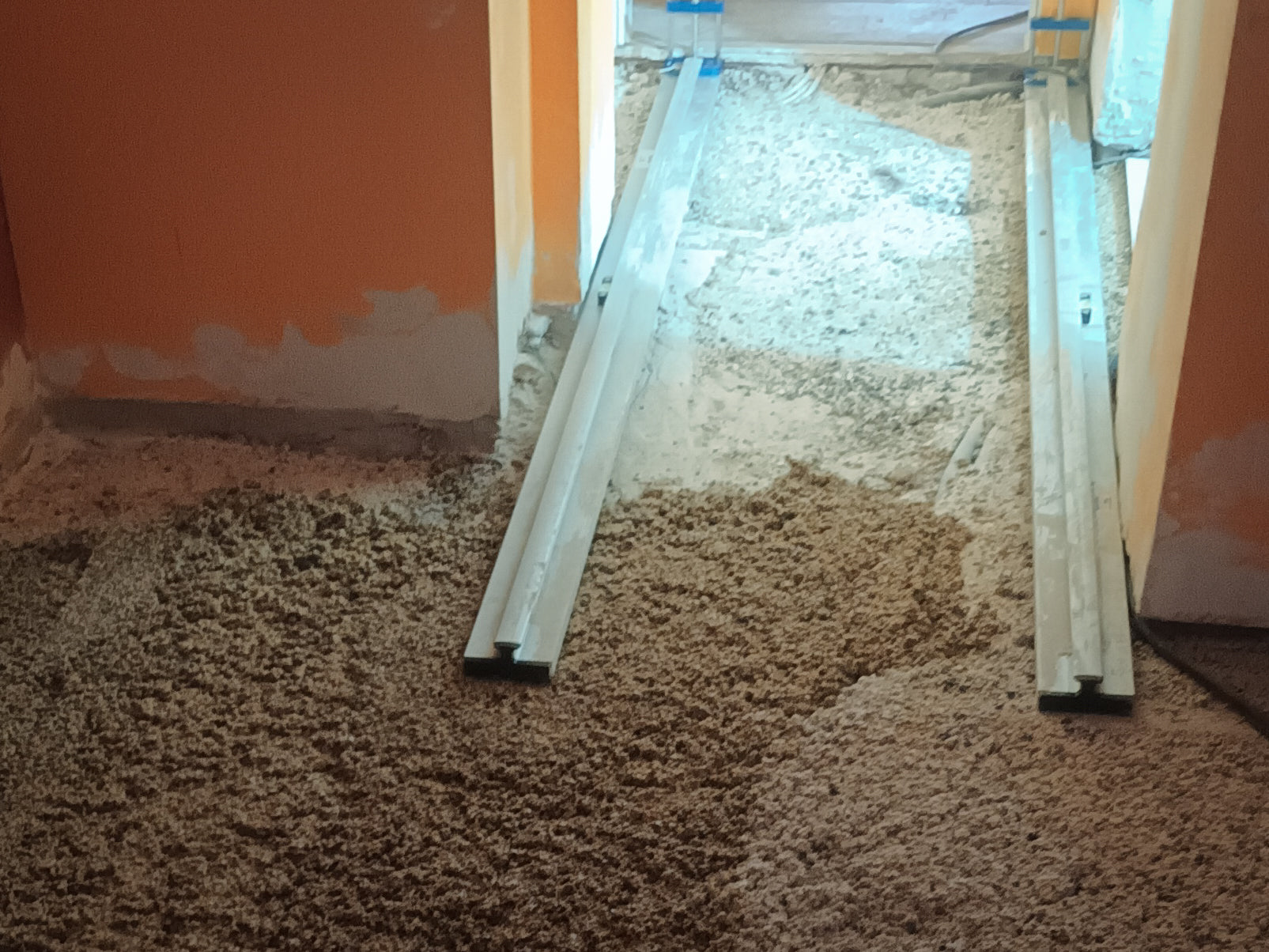 Grundschiene für Abziehlehre und Richtscheit bei Schüttung