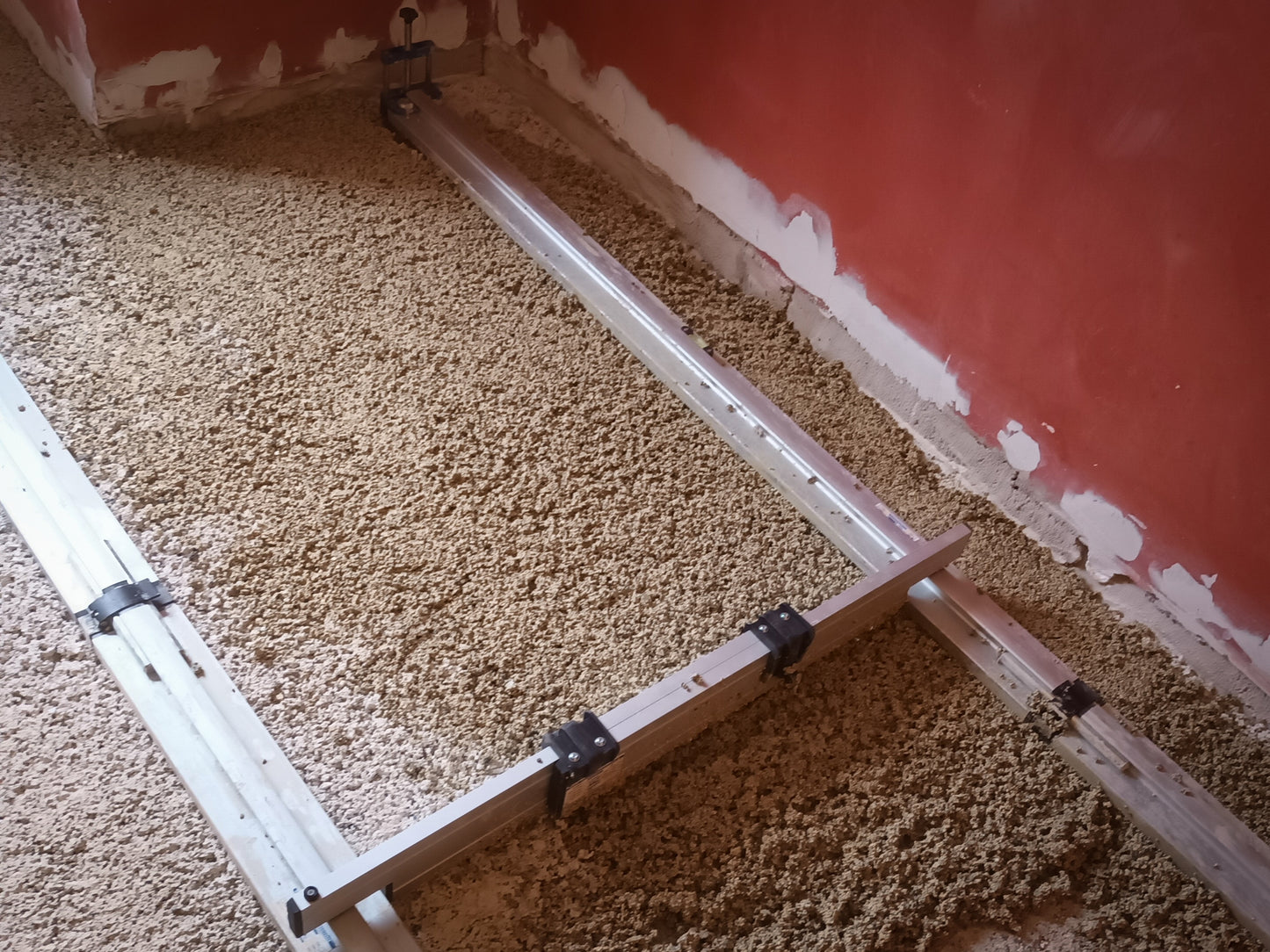 Abziehlatte und Richtscheit für präzise Schüttung von Bodenaufbauten