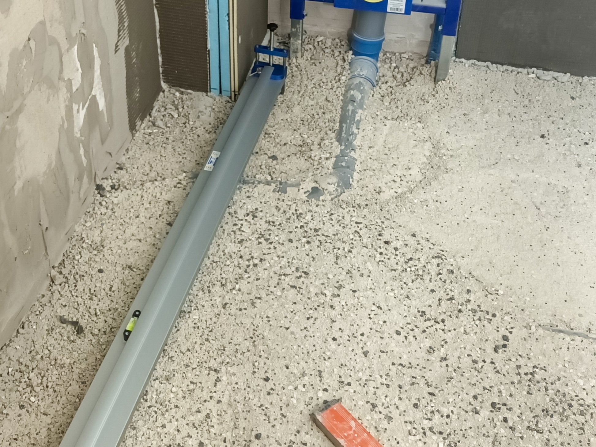 Abziehlatte und Richtscheit für präzise Schüttung von Bodenaufbauten