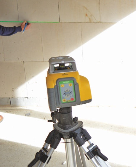 Spectra vollautomatischer Horizontal-/ Vertikallaser SpectraPrecision HV302G-1, grüner Laserstrahl, inkl. Funkfernbedienung RC402N