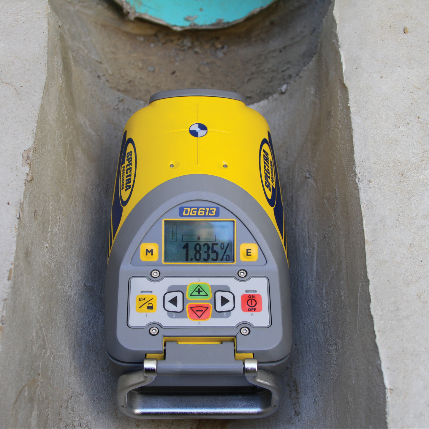 Laser de construction de tuyaux Spectra SpectraPrecision DG613, portée jusqu'à 150 m, mode d'alignement, avec télécommande radio / IR RC803, support de plaque cible,