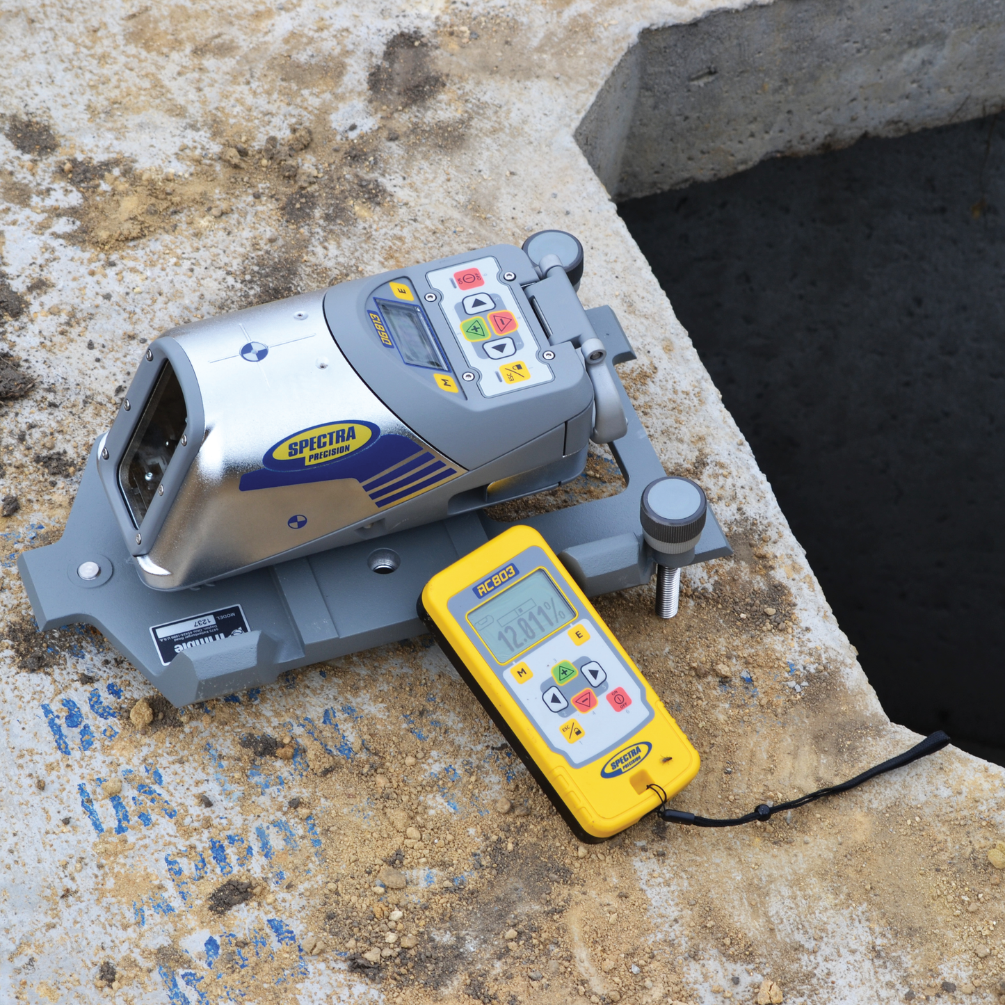 Spectra pipe construction laser SpectraPrecision DG813, automatic alignment, including radio remote control RC803, transporter ST802 and spot finder SF803