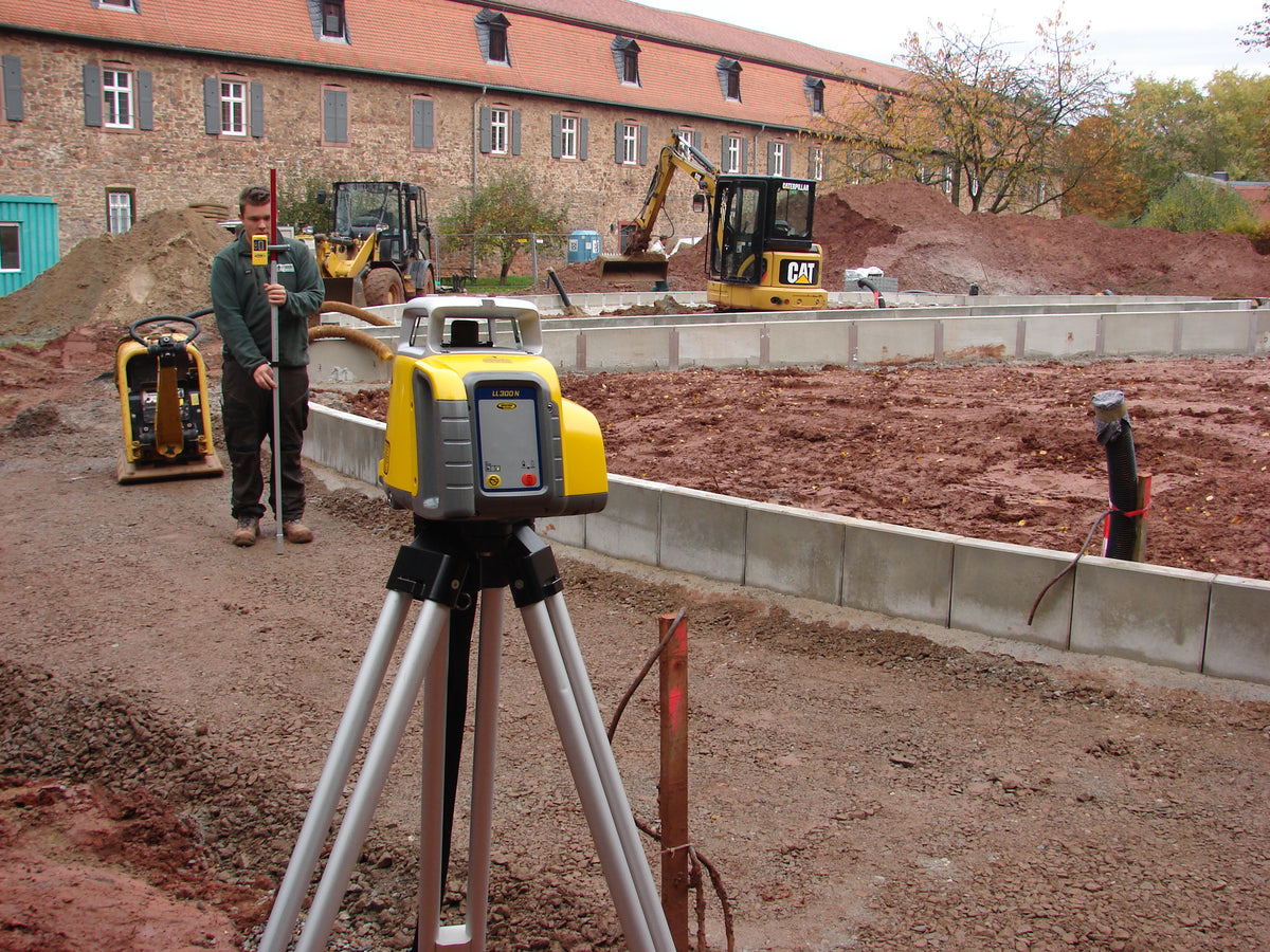 SPECTRA PRECISION LL300N-5 Rotationslaser-Set | Selbstnivellierender Baulaser für mittelgroße Baustellen inklusive Handempfänger HL450 im Systemkoffer für Höhenkontrolle, Rampen und Aushub.