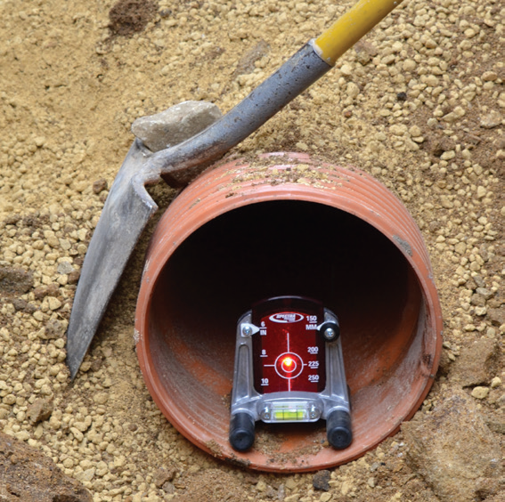 Laser de construction de tuyaux Spectra SpectraPrecision DG613, portée jusqu'à 150 m, mode d'alignement, avec télécommande radio / IR RC803, support de plaque cible,